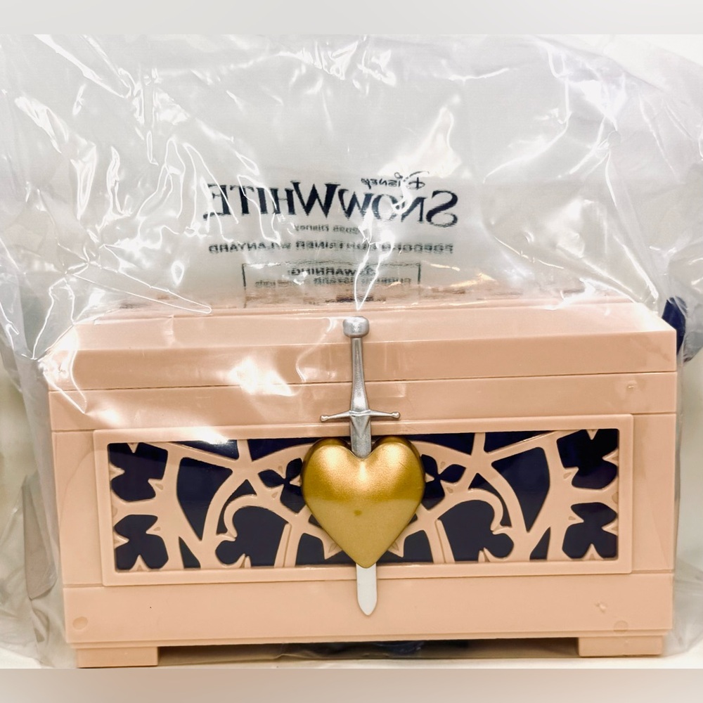 Disney Snow White Popcorn Container W/Gold Heart & Sword & Carrying Strap NIP